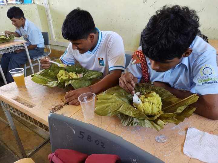 Alumnos de secundaria aprenden a preparar el  rico “Juane” con saberes productivos