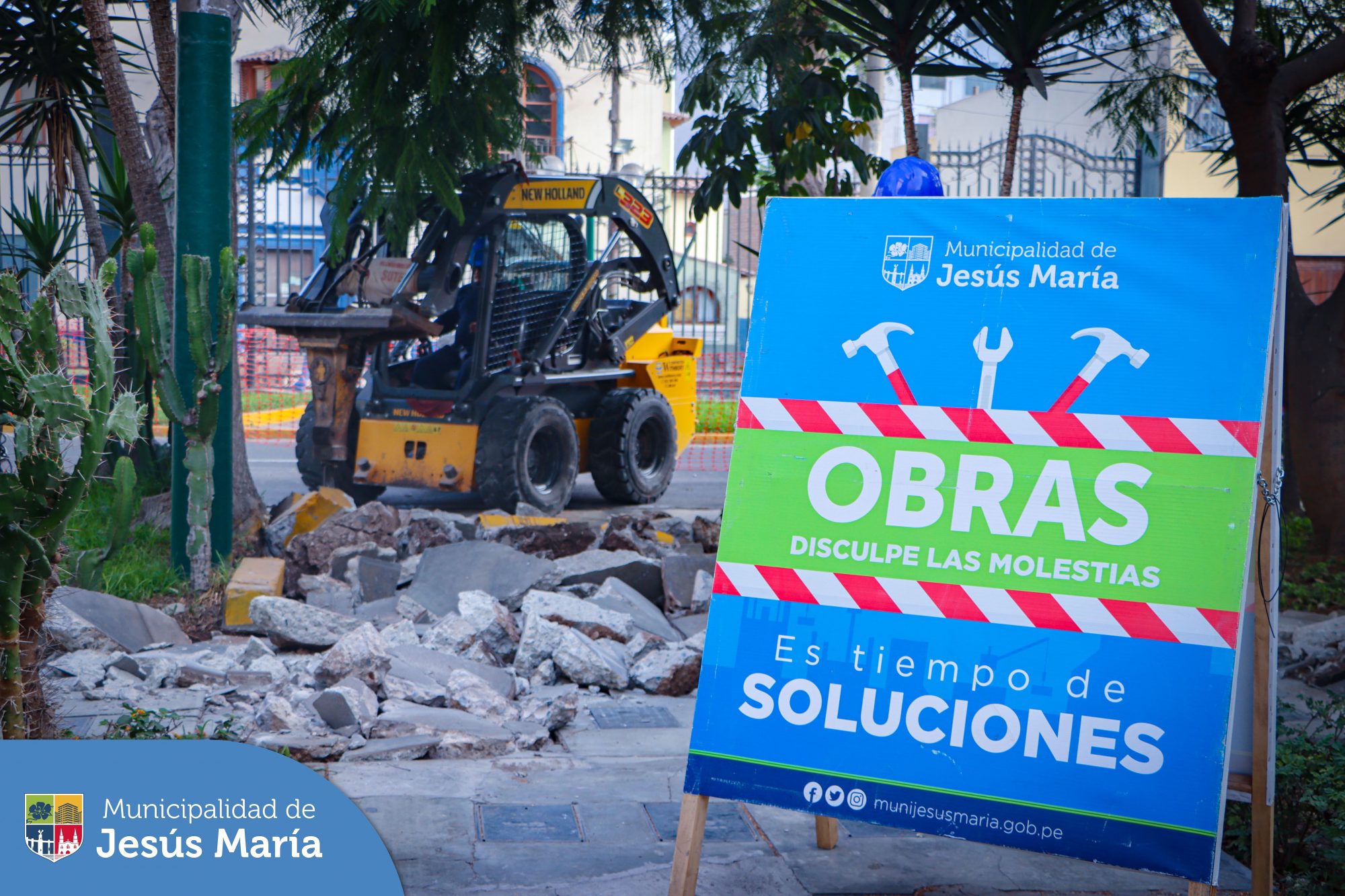 con el objetivo de mejorar la transitabilidad de los peatones 🚶♂️ y vehículos 🚗, se han iniciado los trabajos de mantenimiento de pistas, veredas y sardineles en la totalidad de las 7 cuadras de la Av. Talara.