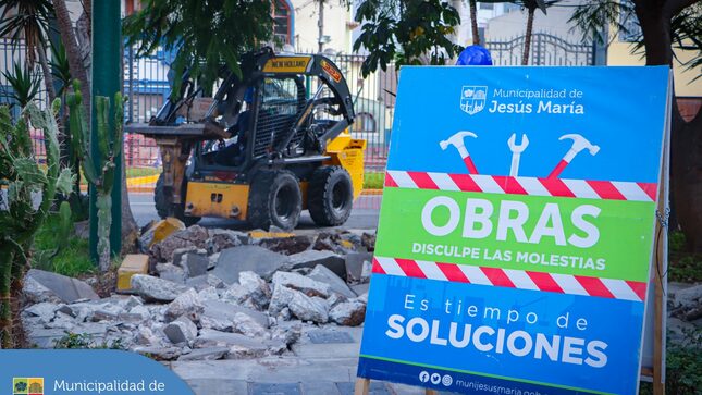con el objetivo de mejorar la transitabilidad de los peatones 🚶‍♂️ y vehículos 🚗, se han iniciado los trabajos de mantenimiento de pistas, veredas y sardineles en la totalidad de las 7 cuadras de la Av. Talara.