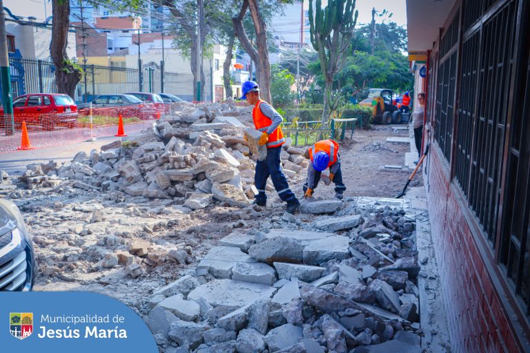 con el objetivo de mejorar la transitabilidad de los peatones 🚶♂️ y vehículos 🚗, se han iniciado los trabajos de mantenimiento de pistas, veredas y sardineles en la totalidad de las 7 cuadras de la Av. Talara.