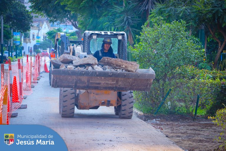 con el objetivo de mejorar la transitabilidad de los peatones 🚶♂️ y vehículos 🚗, se han iniciado los trabajos de mantenimiento de pistas, veredas y sardineles en la totalidad de las 7 cuadras de la Av. Talara.