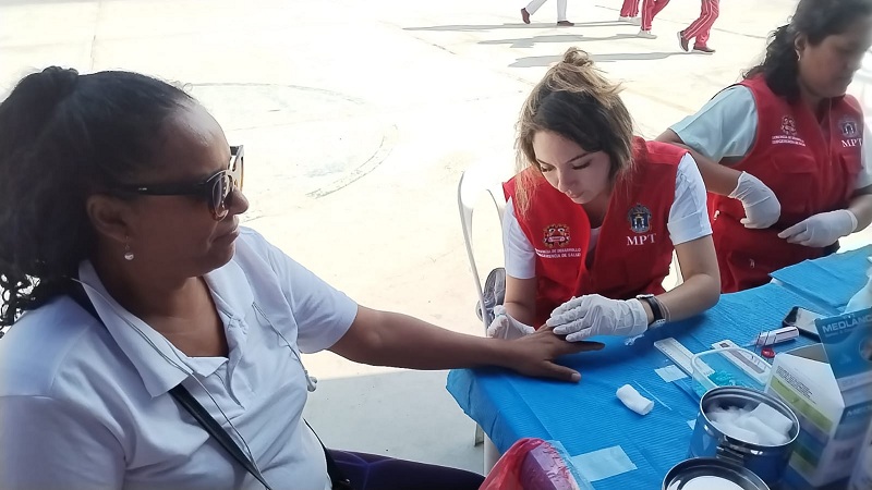 Primero pasaron por triaje, es decir el control de peso, talla, presión arterial y perímetro abdominal, para pasar luego por la consulta médica.
