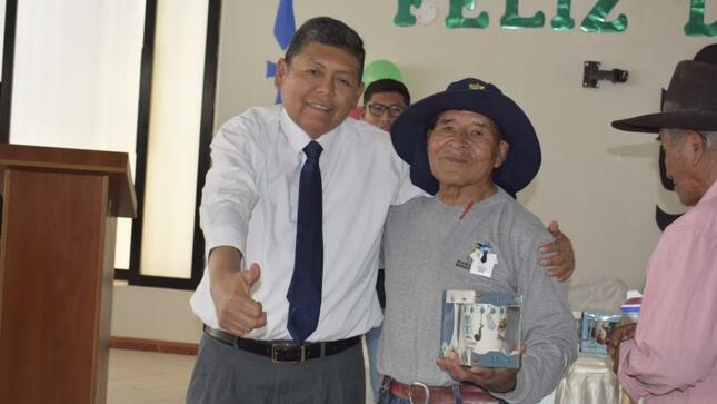 Con gran algarabía, adultos mayores del Centro Integral de Atención al Adulto mayor, recibieron un homenaje por el "Día del Padre", estando presente el alcalde provincial John Larry Coayla que uno a uno felicitó y brindó palabras de aliento a los padres presentes en el local ubicado en San Antonio.