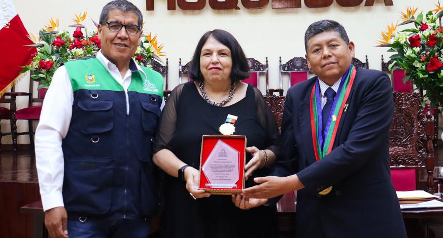 La comuna provincial en su afán de contribuir con el desarrollo cultural de la ciudad, realizó en horas de la mañana, un merecido homenaje a la señora Rosario Olivas Weston por obtener el premio mundial de los Gourmand Awards 2023 con su libro "Tratado de dulces y licores de Moquegua”.