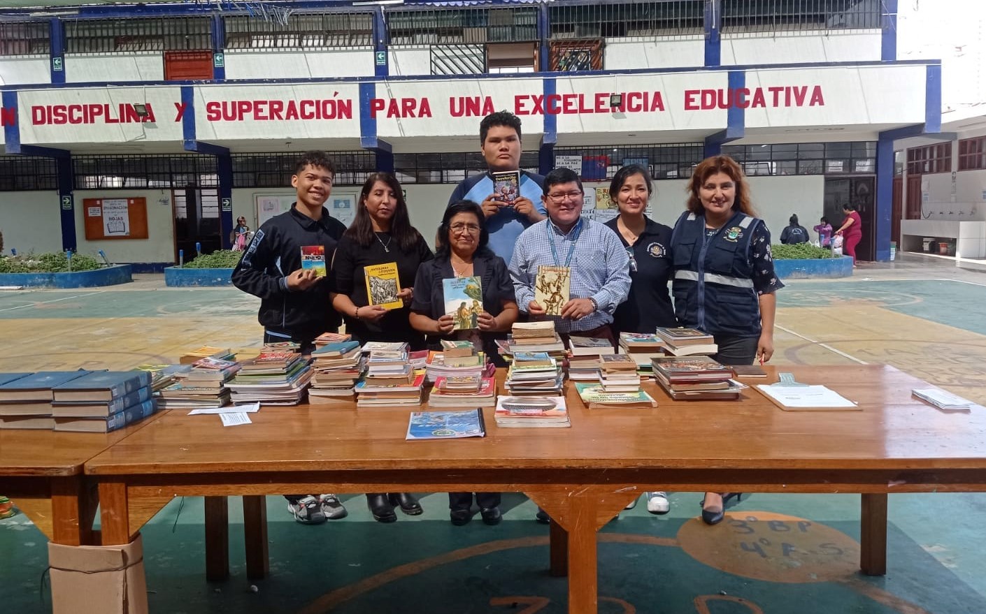 Municipalidad provincial entregó 249 libros a la biblioteca del colegio "San Juan Bautista" gracias al apoyo de la población