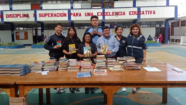Municipalidad provincial entregó 249 libros a la biblioteca del colegio "San Juan Bautista" gracias al apoyo de la población