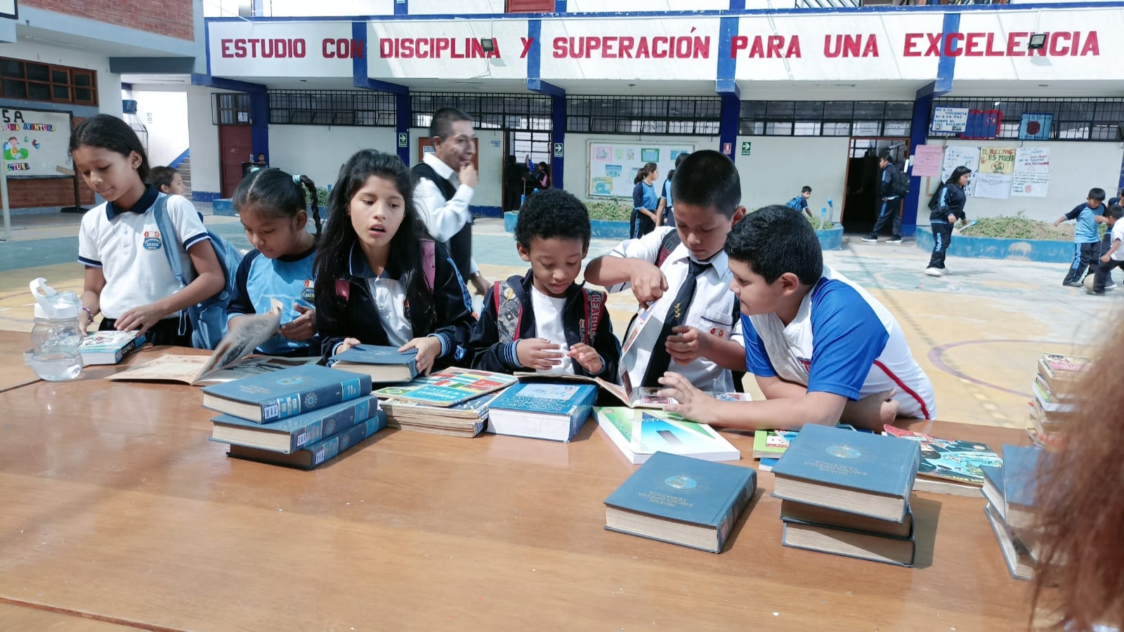 Municipalidad provincial entregó 249 libros a la biblioteca del colegio "San Juan Bautista" gracias al apoyo de la población