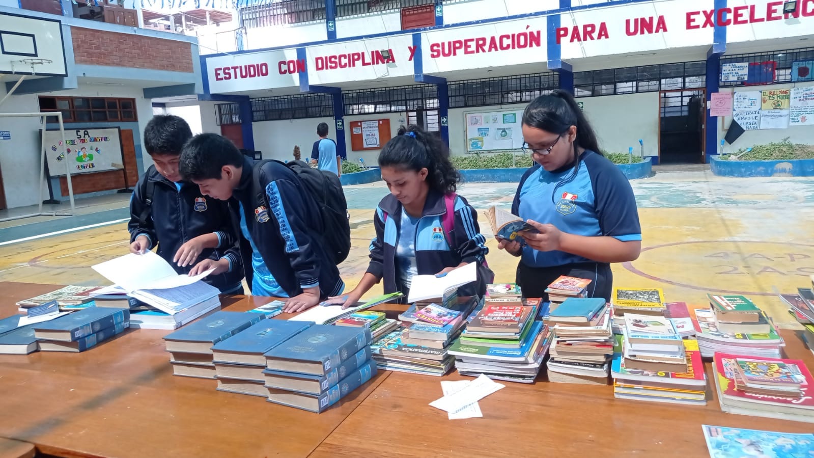 Municipalidad provincial entregó 249 libros a la biblioteca del colegio "San Juan Bautista" gracias al apoyo de la población