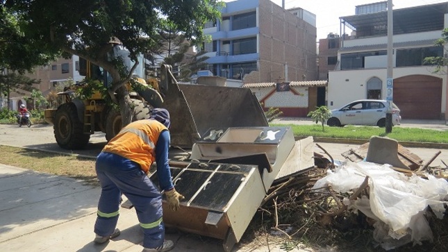 Más de 40 toneladas de objetos inservibles de los techos de las casas de la urb. Miraflores se retiraron durante campaña de la Municipalidad de Trujillo.