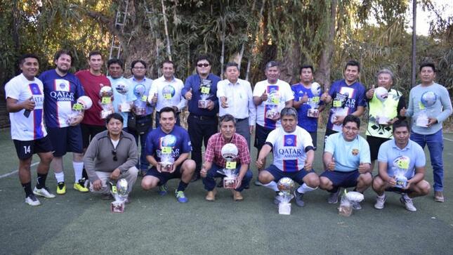Esta tarde la autoridad provincial John Larry Coayla asistió a un evento deportivo por el "Dia del Padre" con la finalidad de entregar diversos presentes que alegren a los más de 20 residentes y también compartir con ellos momentos de confraternidad.