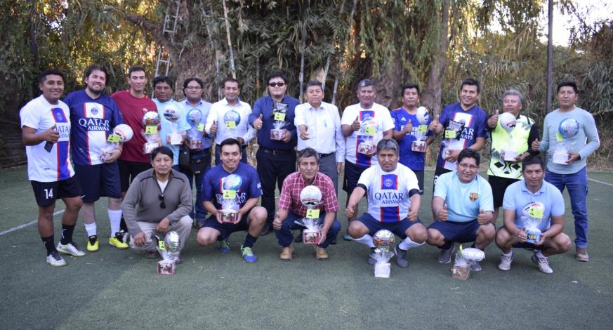 Esta tarde la autoridad provincial John Larry Coayla asistió a un evento deportivo por el "Dia del Padre" con la finalidad de entregar diversos presentes que alegren a los más de 20 residentes y también compartir con ellos momentos de confraternidad.