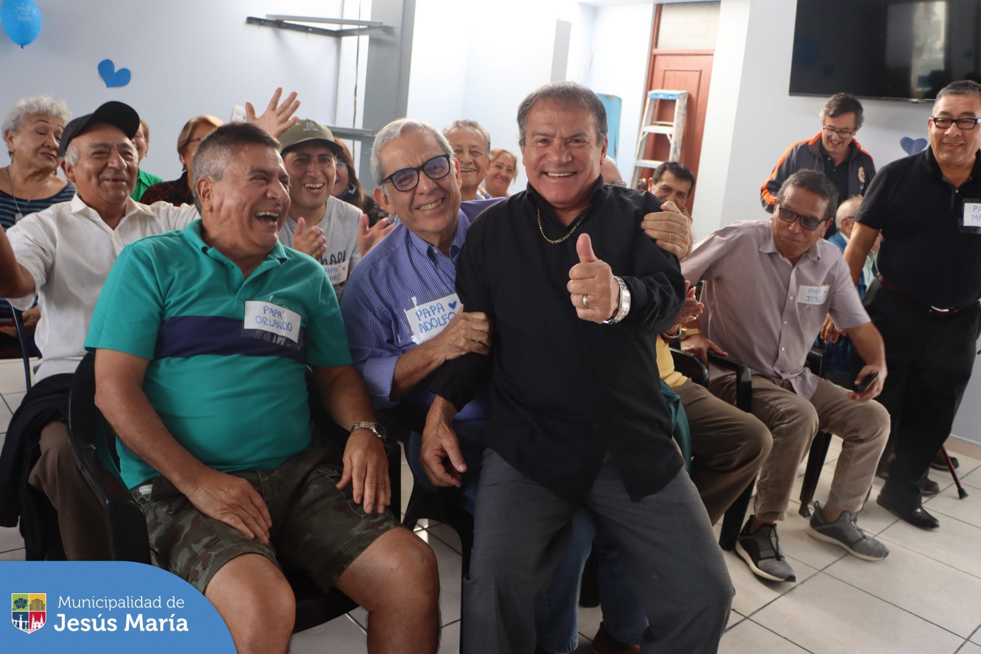 👏 Nuestros adultos mayores del CIAM participaron de una divertida celebración para homenajear a todos los padres y abuelitos. Ellos gozaron de la presentación especial del espectacular cómico Miguelito Barraza 🤣.