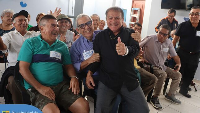 👏 Nuestros adultos mayores del CIAM participaron de una divertida celebración para homenajear a todos los padres y abuelitos. Ellos gozaron de la presentación especial del espectacular cómico Miguelito Barraza 🤣.