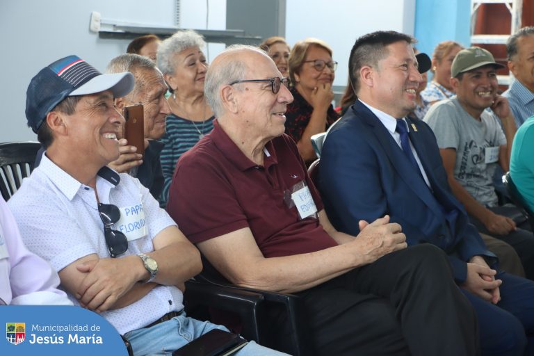 👏 Nuestros adultos mayores del CIAM participaron de una divertida celebración para homenajear a todos los padres y abuelitos. Ellos gozaron de la presentación especial del espectacular cómico Miguelito Barraza 🤣.