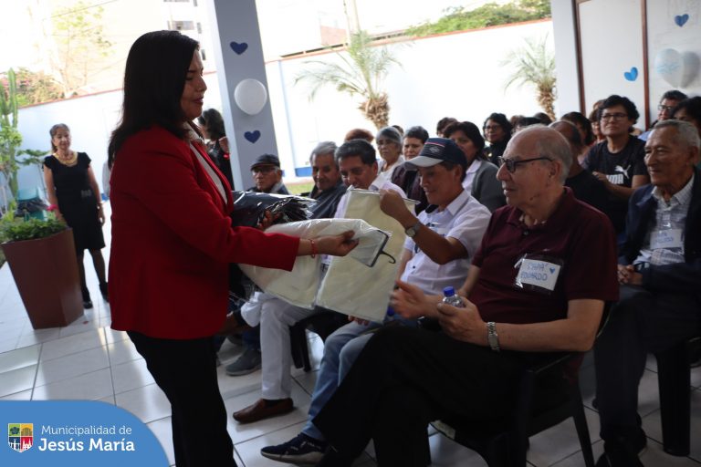 👏 Nuestros adultos mayores del CIAM participaron de una divertida celebración para homenajear a todos los padres y abuelitos. Ellos gozaron de la presentación especial del espectacular cómico Miguelito Barraza 🤣.