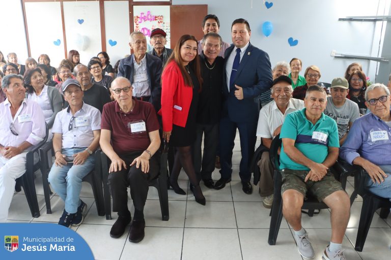 👏 Nuestros adultos mayores del CIAM participaron de una divertida celebración para homenajear a todos los padres y abuelitos. Ellos gozaron de la presentación especial del espectacular cómico Miguelito Barraza 🤣.