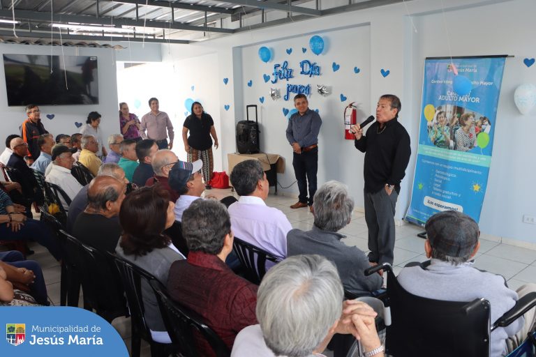 👏 Nuestros adultos mayores del CIAM participaron de una divertida celebración para homenajear a todos los padres y abuelitos. Ellos gozaron de la presentación especial del espectacular cómico Miguelito Barraza 🤣.