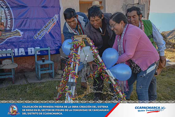 En un evento trascendental para el desarrollo agrícola del sector de Pisuro, en el centro poblado de Cancahuani, se llevó a cabo la colocación de la primera piedra que marcó el inicio de una obra que transformará la agricultura en la zona. La alcaldesa del Distrito de Capacmarca, Mag. Lucinda Llanos Cuba, encabezó este acto simbólico, dando inicio a la construcción del sistema de riego de agua a nivel parcelario en dicho sector.
Esta ambiciosa iniciativa tiene como objetivo impulsar el desarrollo sostenible de la agricultura en la zona, brindando a los agricultores las herramientas y recursos necesarios para mejorar la productividad y garantizar la seguridad alimentaria del anexo de Pisuro. Con un presupuesto total de S/468,933.83, la obra se ejecutará bajo la modalidad de administración directa y se estima que tomará aproximadamente 3 meses calendarios para su conclusión.
La alcaldesa Lucinda Llanos Cuba resaltó la importancia de esta obra para el progreso de la zona y manifestó su compromiso de seguir impulsando proyectos que beneficien a los agricultores y fortalezcan el sector agrícola en el distrito de Capacmarca. Asimismo, expresó su gratitud hacia todos los involucrados en la planificación y ejecución de esta iniciativa, destacando el trabajo en equipo y la colaboración de la comunidad. 