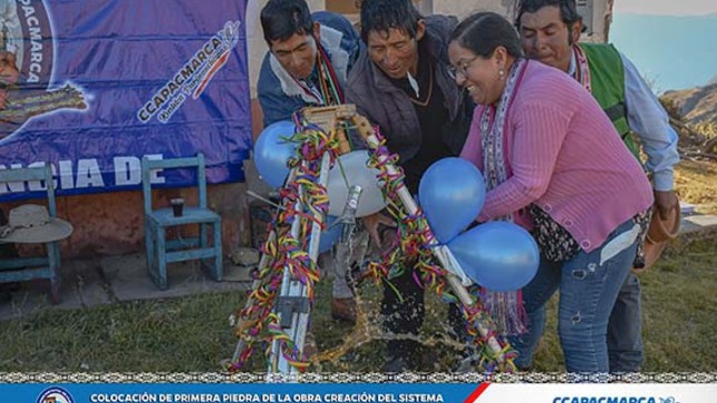 En un evento trascendental para el desarrollo agrícola del sector de Pisuro, en el centro poblado de Cancahuani, se llevó a cabo la colocación de la primera piedra que marcó el inicio de una obra que transformará la agricultura en la zona. La alcaldesa del Distrito de Capacmarca, Mag. Lucinda Llanos Cuba, encabezó este acto simbólico, dando inicio a la construcción del sistema de riego de agua a nivel parcelario en dicho sector.
Esta ambiciosa iniciativa tiene como objetivo impulsar el desarrollo sostenible de la agricultura en la zona, brindando a los agricultores las herramientas y recursos necesarios para mejorar la productividad y garantizar la seguridad alimentaria del anexo de Pisuro. Con un presupuesto total de S/468,933.83, la obra se ejecutará bajo la modalidad de administración directa y se estima que tomará aproximadamente 3 meses calendarios para su conclusión.
La alcaldesa Lucinda Llanos Cuba resaltó la importancia de esta obra para el progreso de la zona y manifestó su compromiso de seguir impulsando proyectos que beneficien a los agricultores y fortalezcan el sector agrícola en el distrito de Capacmarca. Asimismo, expresó su gratitud hacia todos los involucrados en la planificación y ejecución de esta iniciativa, destacando el trabajo en equipo y la colaboración de la comunidad. 