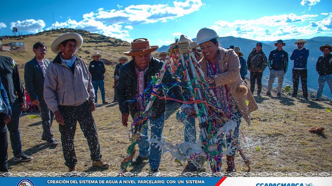 Se llevó a cabo un hito importante en el desarrollo agrícola de los sectores de Kara Kara, Chirisumba, Cerco, Coparpampa, Uri Uri, Orccojahua, Accopata y Habas Chacra del centro poblado de Cancahuani. La alcaldesa del Distrito de Capacmarca, Mag. Lucinda Llanos Cuba encabezó la colocación de la primera piedra y dio inicio a la obra que permitirá la creación del servicio de agua a nivel parcelario con un sistema de riego tecnificado en estos sectores.
Esta iniciativa busca impulsar el desarrollo sostenible de la agricultura en la zona, brindando a los agricultores herramientas y recursos necesarios para mejorar la productividad y garantizar la seguridad alimentaria de la comunidad.
Con un presupuesto total de S/1´535,104.68, esta obra se ejecutará bajo la modalidad de administración directa y se estima que tendrá una duración de 6 meses calendarios.