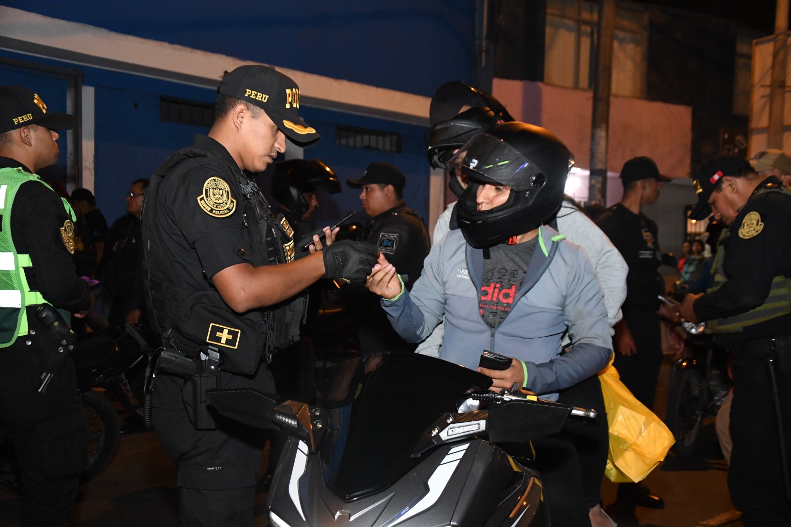 Policía Nacional realiza control de identidad a conductores de vehículos