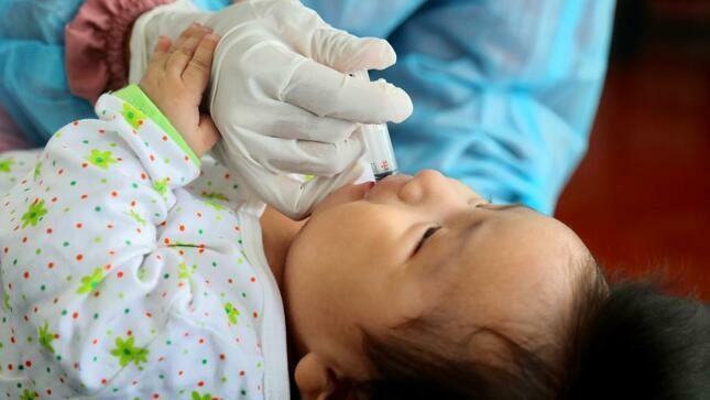 Aprueban transferencia de S 27 millones para reforzar vacunación contra la polio y sarampión en 12 regiones 