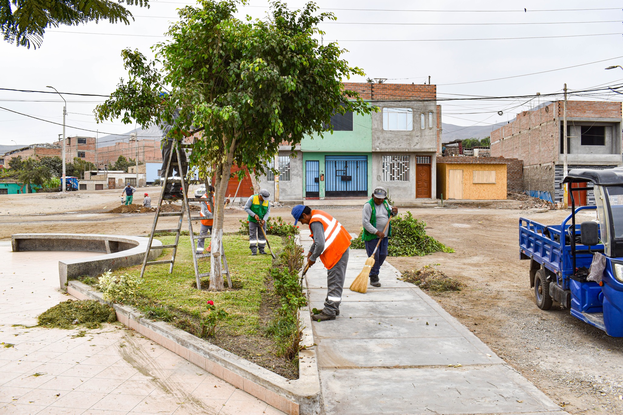 Municipalidad De Pativilca Realiza Mantenimiento De Parques Y Jardines Del Distrito
