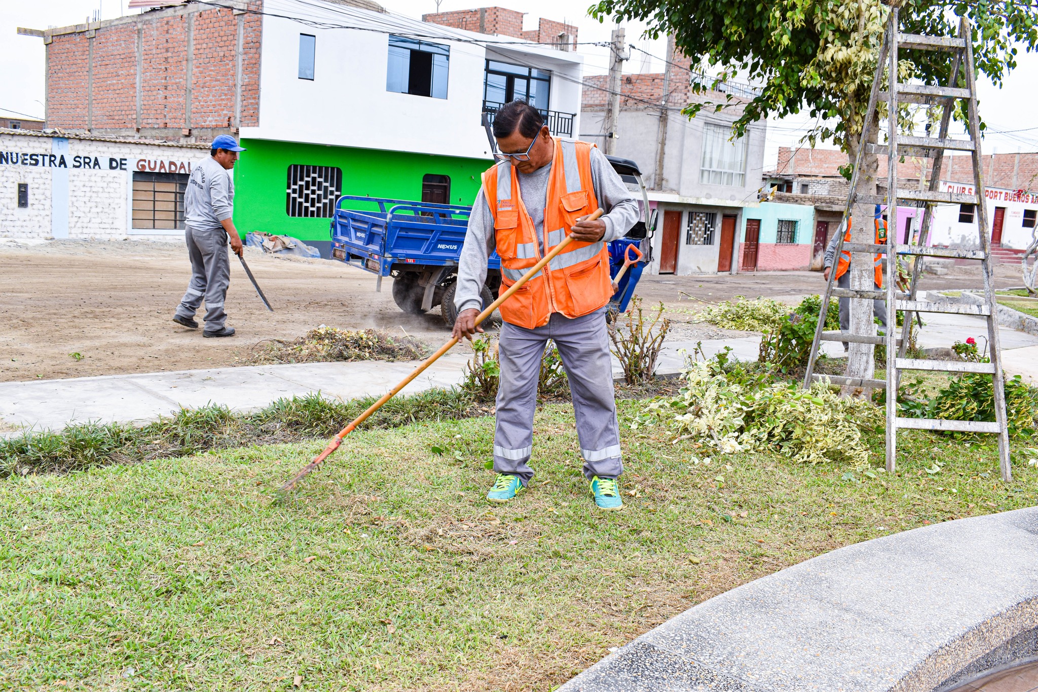 Municipalidad De Pativilca Realiza Mantenimiento De Parques Y Jardines Del Distrito