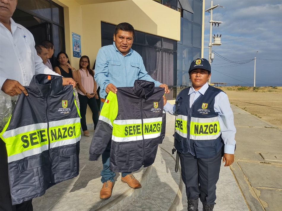 Serenazgo de Canoas de Punta Sal luce nuevo uniforme