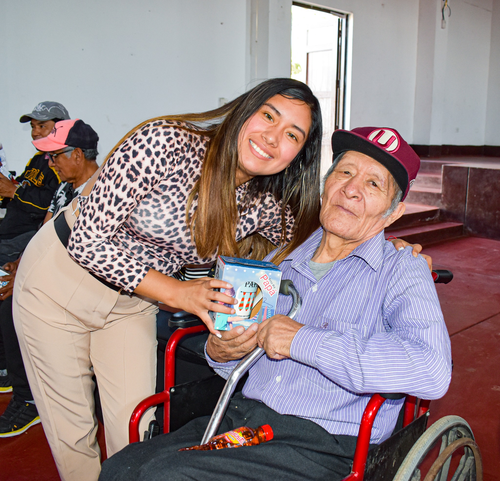 Padres De Familia OMAPED - Pativilca Reciben Emotivo Homenaje