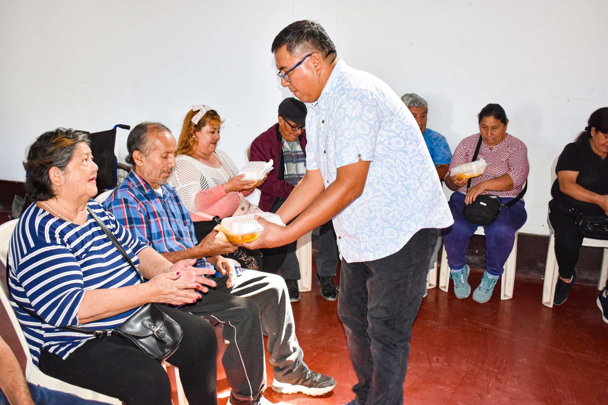 Padres De Familia OMAPED - Pativilca Reciben Emotivo Homenaje