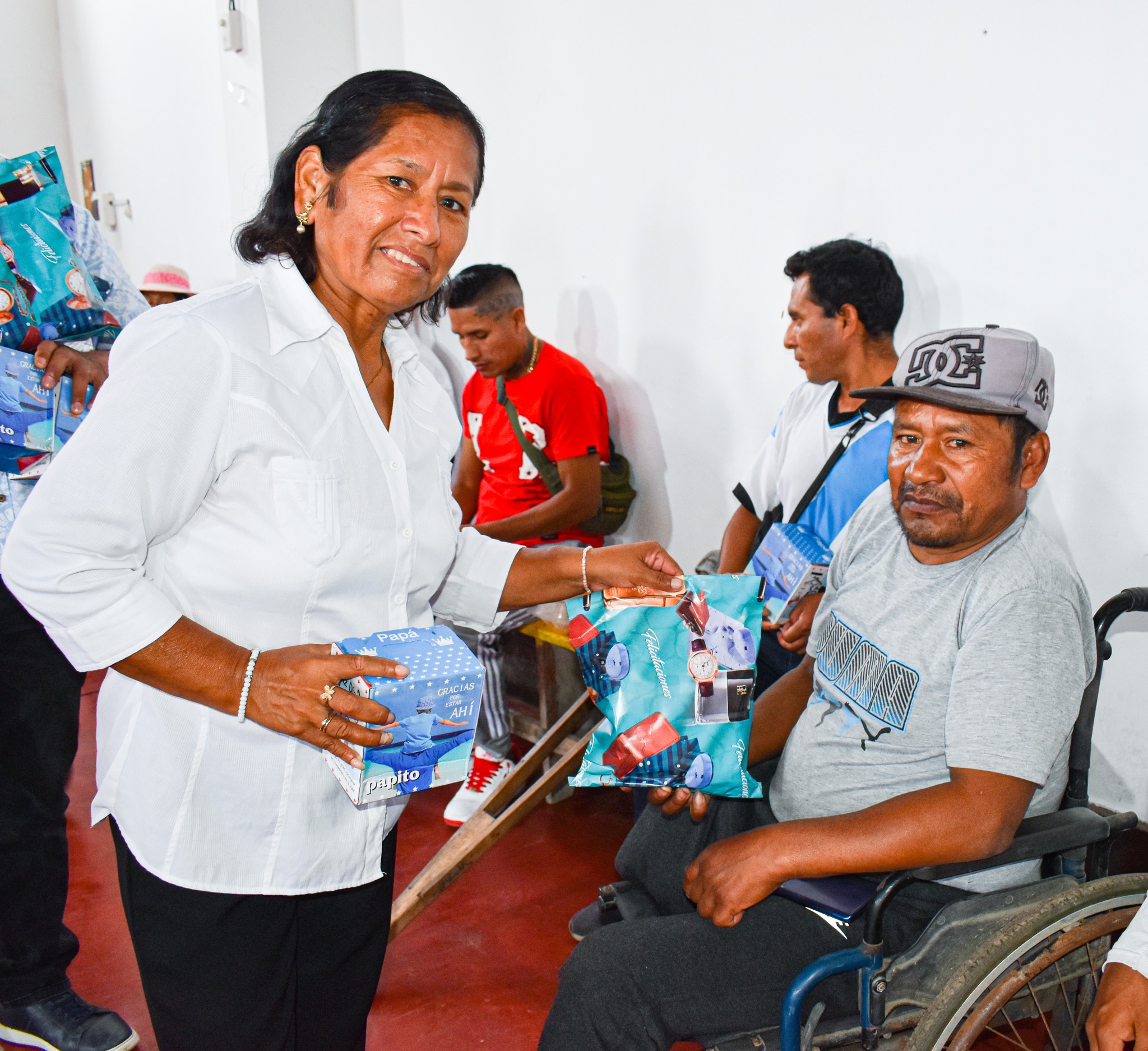 Padres De Familia OMAPED - Pativilca Reciben Emotivo Homenaje