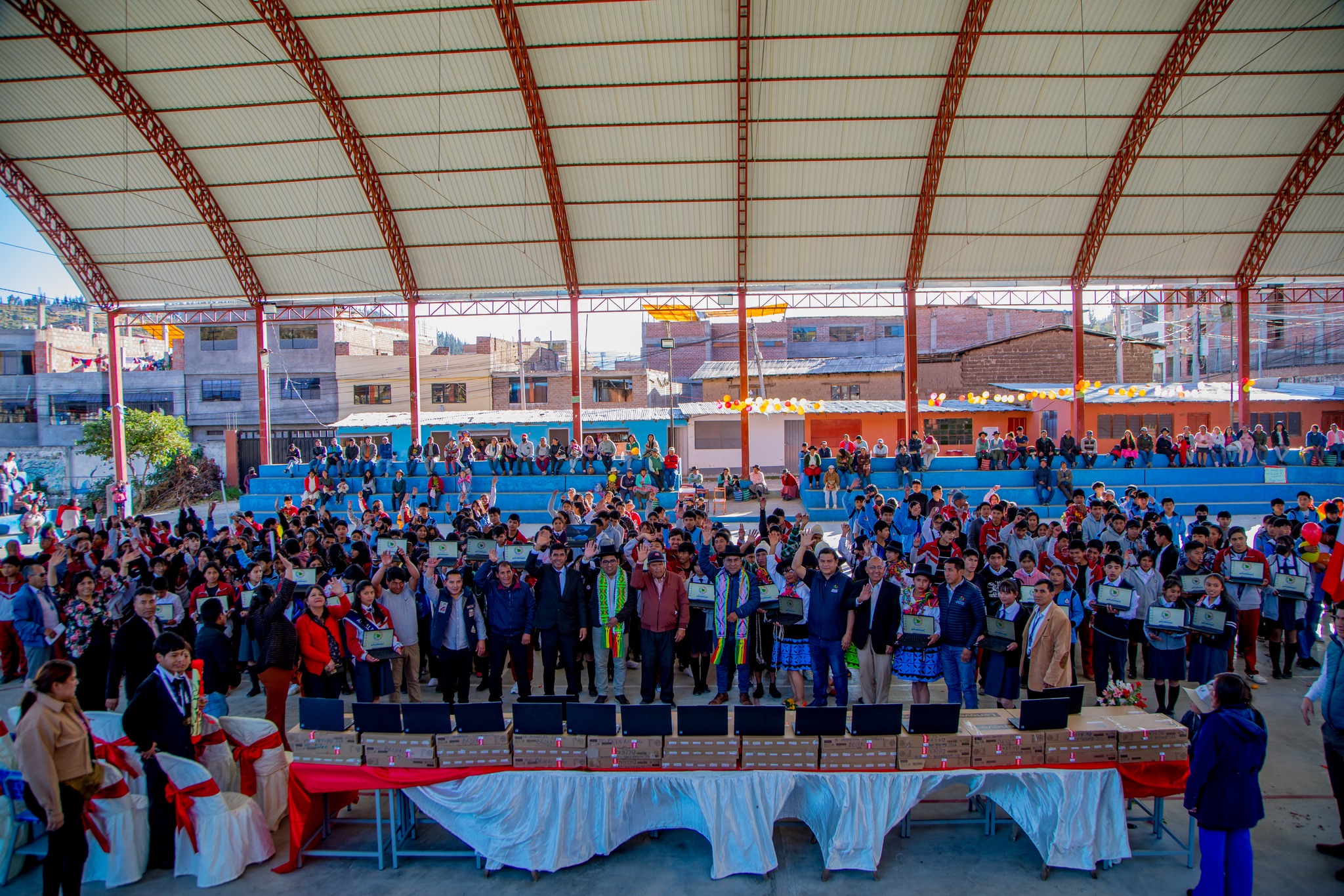 En medio de júbilo de la población gobernador entregó más de 2 mil laptops a escolares y docentes de instituciones educativas en Andahuaylas