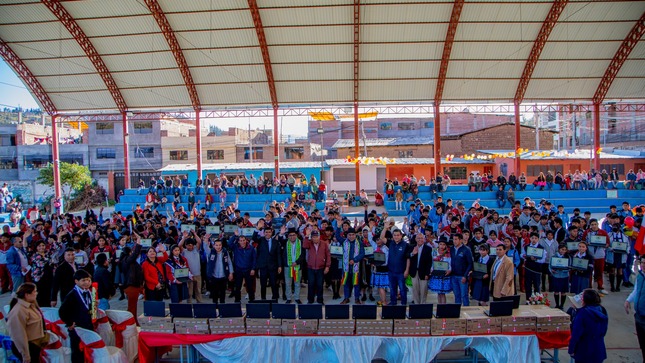 En medio de júbilo de la población gobernador entregó más de 2 mil laptops a escolares y docentes de instituciones educativas en Andahuaylas