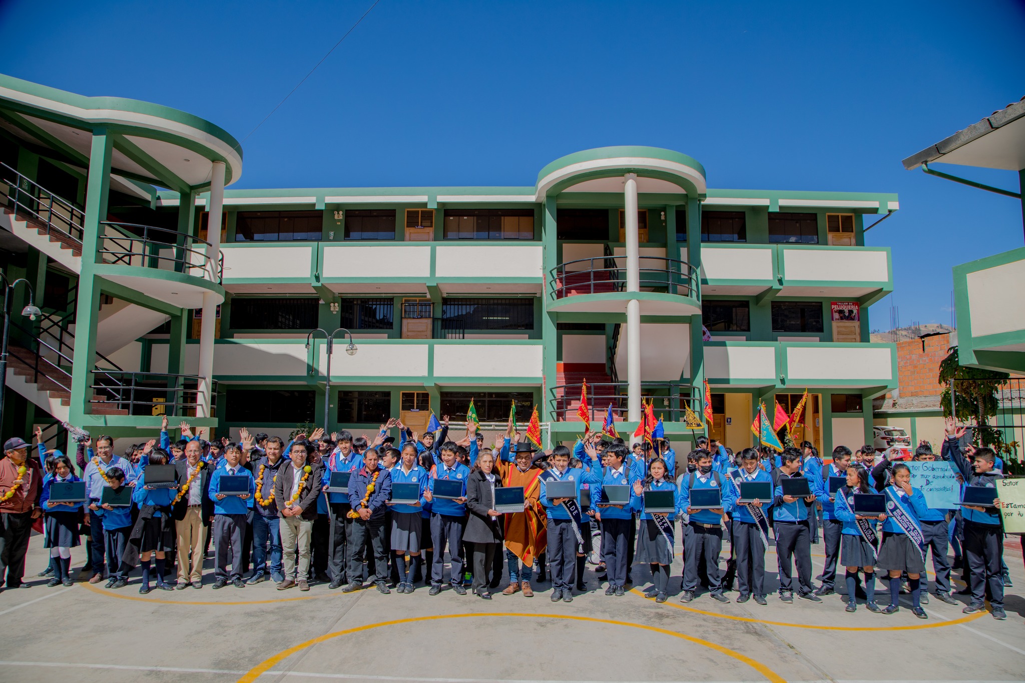 En medio de júbilo de la población gobernador entregó más de 2 mil laptops a escolares y docentes de instituciones educativas en Andahuaylas