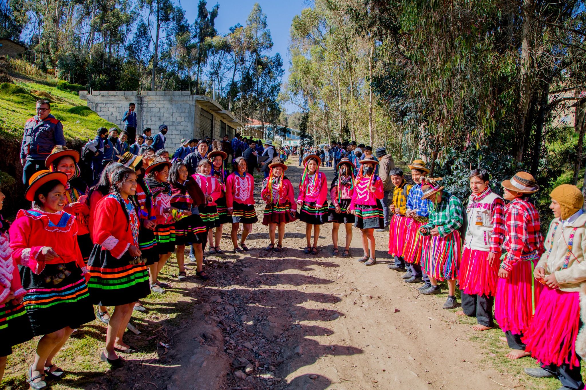 En medio de júbilo de la población gobernador entregó más de 2 mil laptops a escolares y docentes de instituciones educativas en Andahuaylas