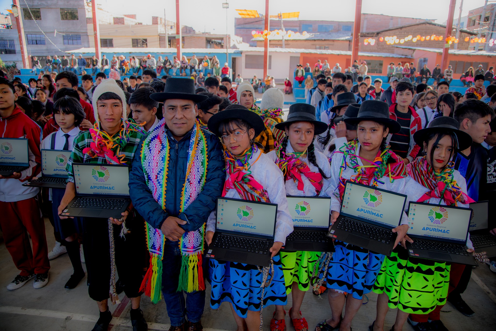 En medio de júbilo de la población gobernador entregó más de 2 mil laptops a escolares y docentes de instituciones educativas en Andahuaylas