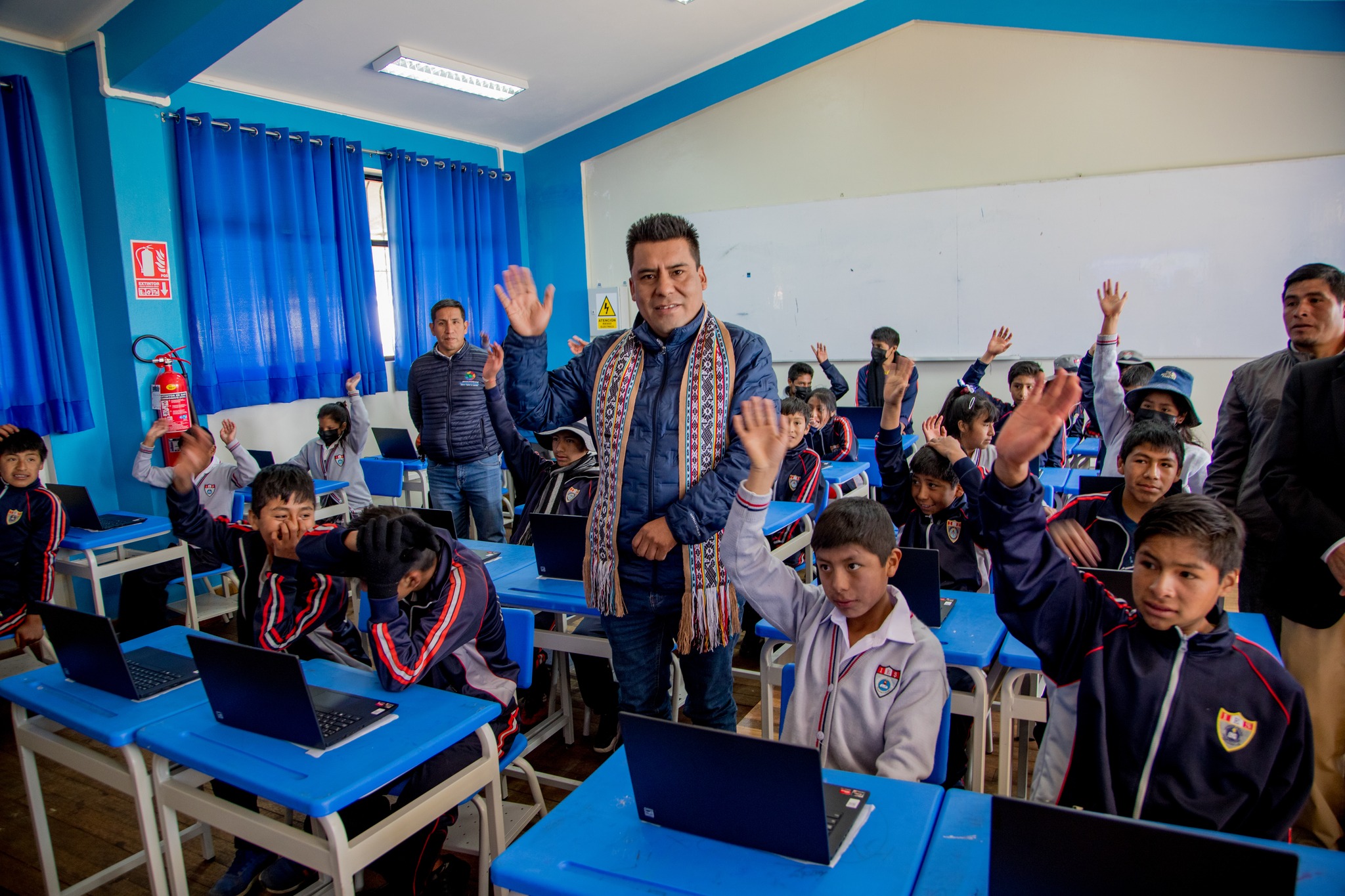 En medio de júbilo de la población gobernador entregó más de 2 mil laptops a escolares y docentes de instituciones educativas en Andahuaylas