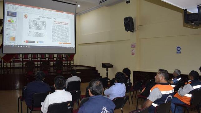 En instalaciones del auditorio municipal, esta mañana se desarrolló una asistencia técnica por parte del Instituto Nacional de Defensa Civil (INDECI) para la elaboración de fichas de emergencia orientadas a los secretarios técnicos y a los profesionales del área de la Subgerencia de estudios de nuestra comuna provincial.
