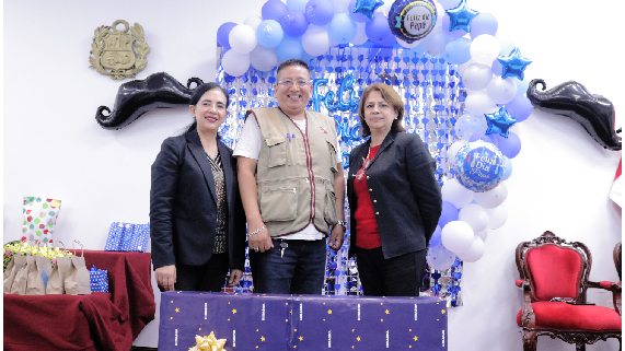 Presidenta de la Corte Superior del Callao, Teresa Soto Gordon, y el Comité de Damas entregaron presentes a papás judiciales