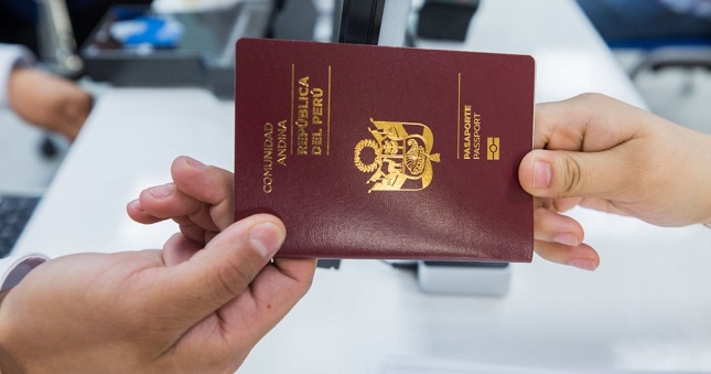 La Contraloría General alertó que la Superintendencia Nacional de Migraciones otorgó la conformidad y pagó a la empresa contratista S/ 2 080 678 por la primera entrega de pasaportes electrónicos y láminas de seguridad, pese a las fallas de fabricación detectadas en 675 pasaportes y 8 rollos de las láminas en mención (cada rollo contiene 1 500 láminas para pasaporte), de las cuales la entidad tenía conocimiento.