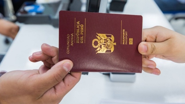 La Contraloría General alertó que la Superintendencia Nacional de Migraciones otorgó la conformidad y pagó a la empresa contratista S/ 2 080 678 por la primera entrega de pasaportes electrónicos y láminas de seguridad, pese a las fallas de fabricación detectadas en 675 pasaportes y 8 rollos de las láminas en mención (cada rollo contiene 1 500 láminas para pasaporte), de las cuales la entidad tenía conocimiento.