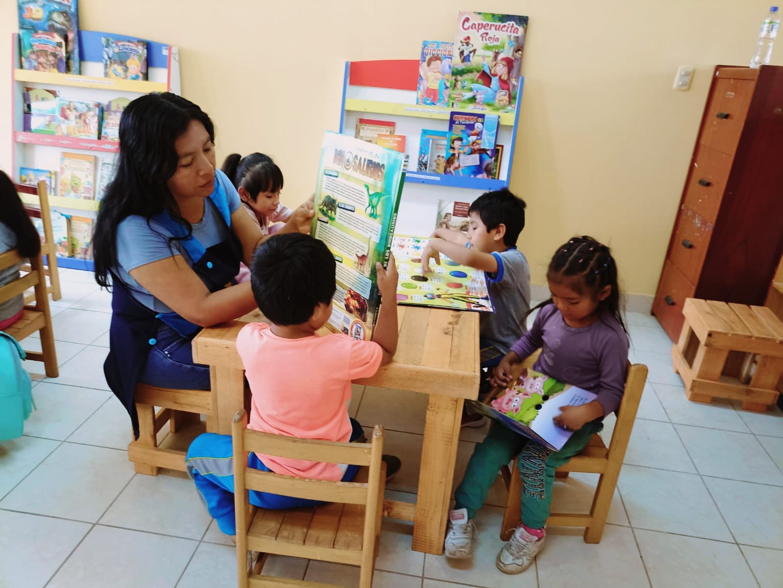 Niños y niñas del colegio "Inmaculada Concepción-Las Viñas" tuvieron su tour lúdico en la biblioteca municipal