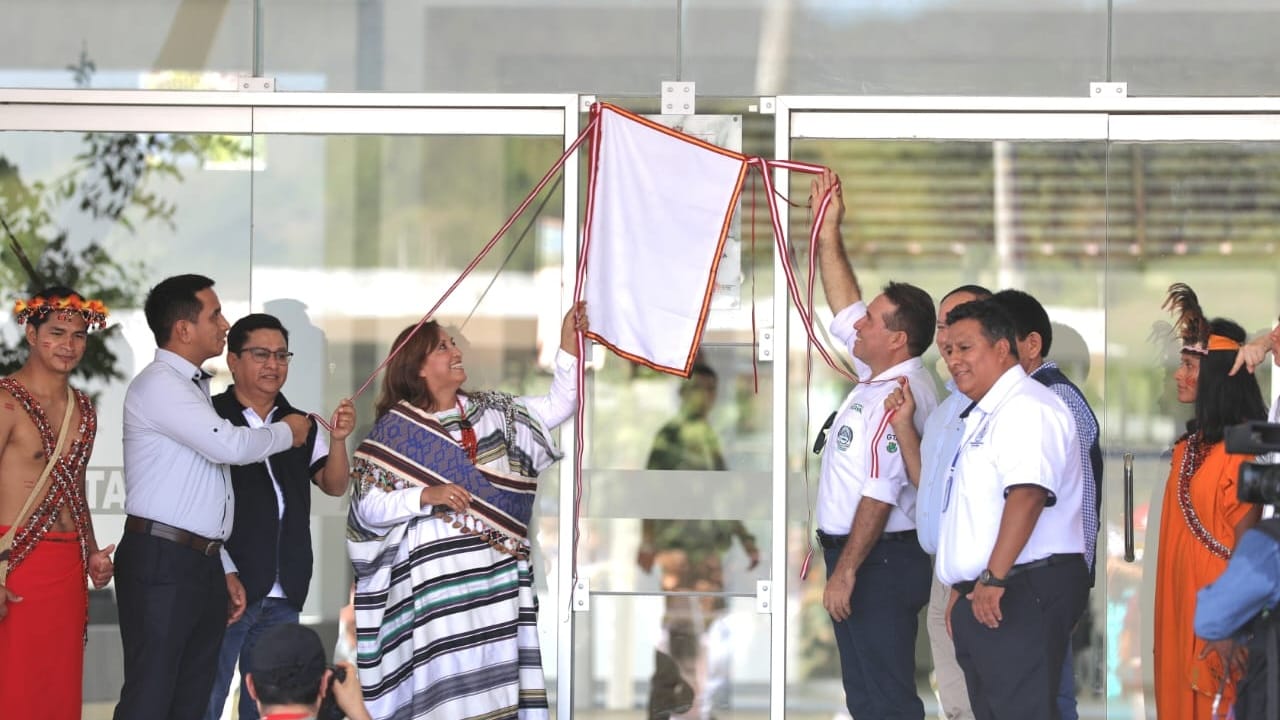 Titular del sector junto a la presidenta de la República inauguran primer hospital intercultural que beneficiará a más de 370 comunidades nativas