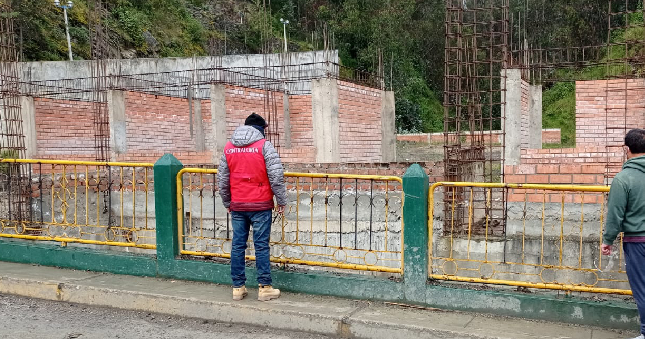 La Contraloría General advirtió a la Municipalidad Provincial de Pallasca, en la región Áncash, deficiencias técnicas en la construcción del Terminal Terrestre Municipal de Cabana que se ejecuta sobre el cauce de un río, pese a que no contar con la autorización de la Autoridad Nacional del Agua (ANA).