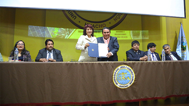 Gobernadora Rosa Vásquez suscribe convenio interinstitucional con la Universidad Nacional de Huacho