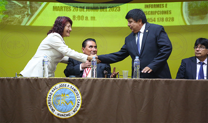 Gobernadora Rosa Vásquez suscribe convenio interinstitucional con la Universidad Nacional de Huacho
