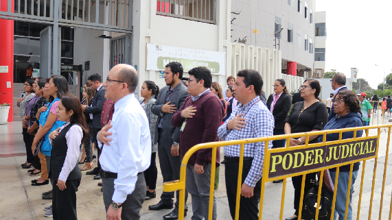 Trabajadores de la Corte del Callao participaron en la ceremonia de izamiento del pabellón nacional en el marco del Día de la Bandera
