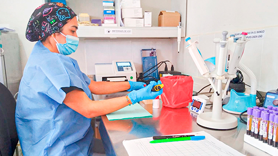 Laboratorista procesando las pruebas de descarte de dengue.