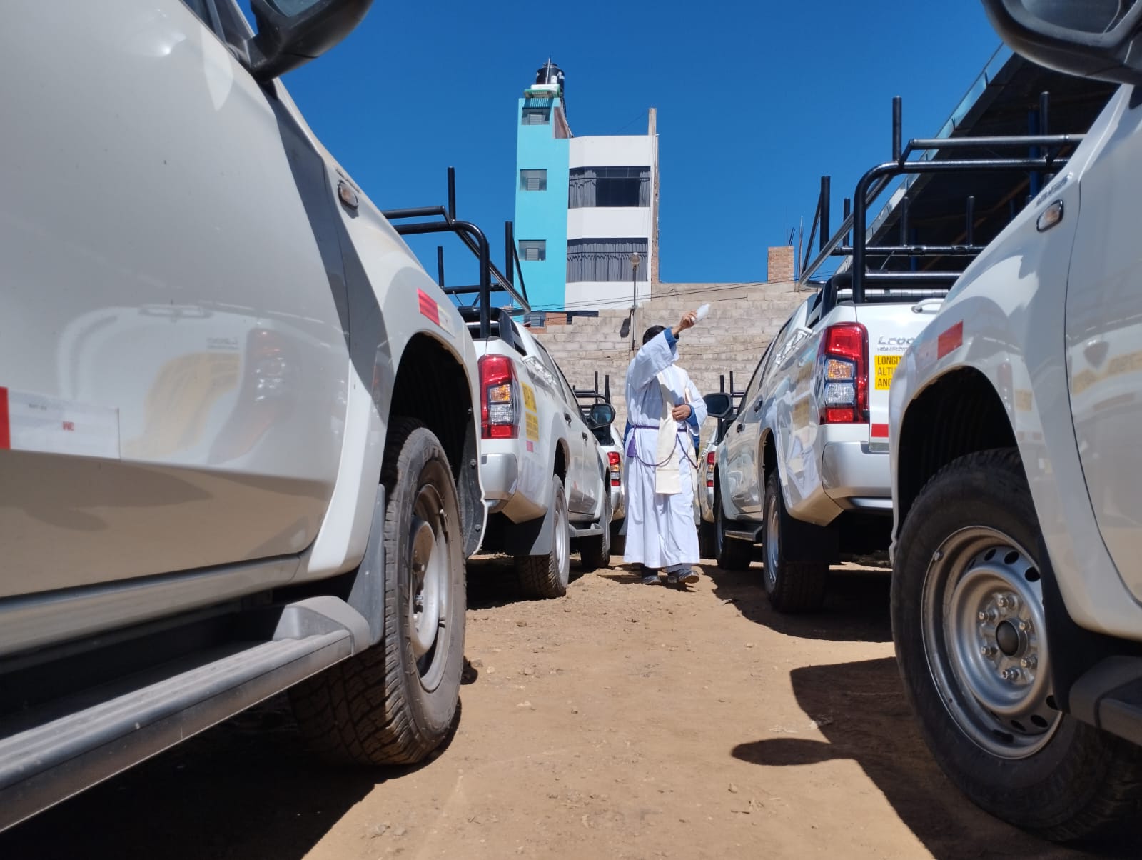 PADRE BENCICIENDO CARROS
